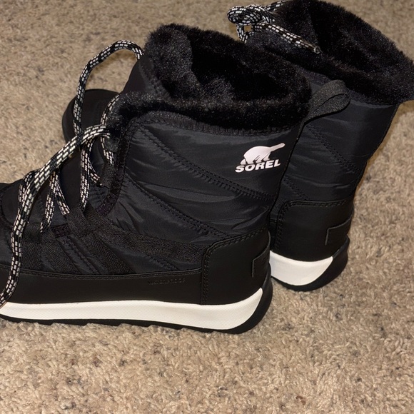 NEW Sorel Black Winter Boots with White Accents - Picture 2 of 4